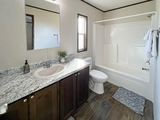 Primary Bathroom w/ full shower/tub. - 615 San Rafael