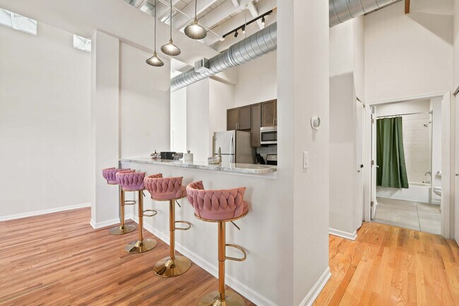 Building Photo - 1550 N Damen Ave
