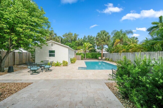 Building Photo - 611 N Palmway
