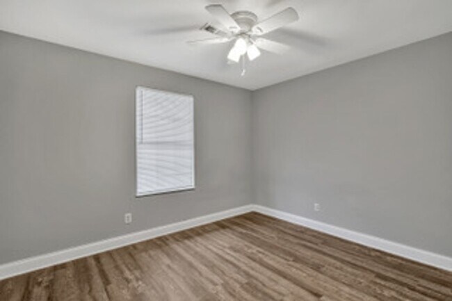 Building Photo - Knoxville 37912 - 3 bedroom 2 bath - call Kathy Leveille 865-556-0370