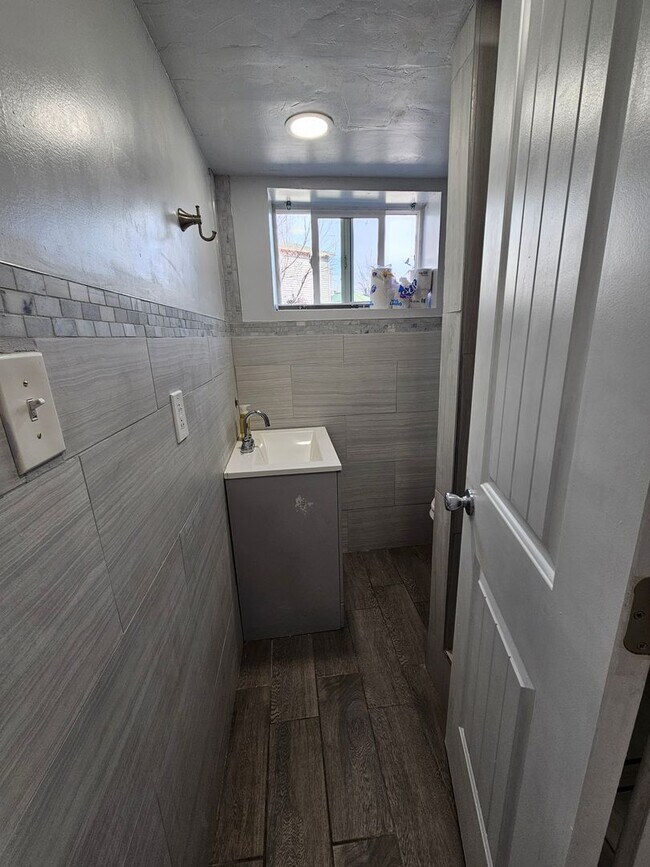 Building Photo - Beautiful 5 Bedroom home in Great Layton Location!