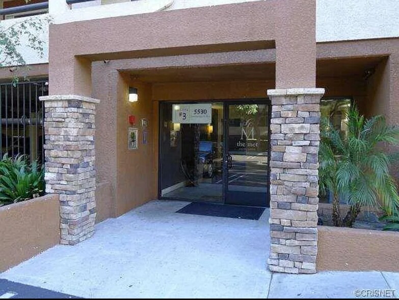 Building Photo - 5530 Owensmouth Ave