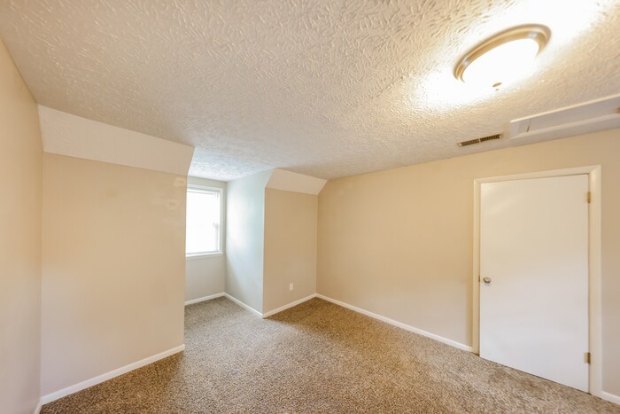 Building Photo - 203 Cascade Dr