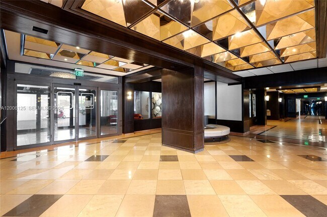 Building Photo - 600 NE 36th St