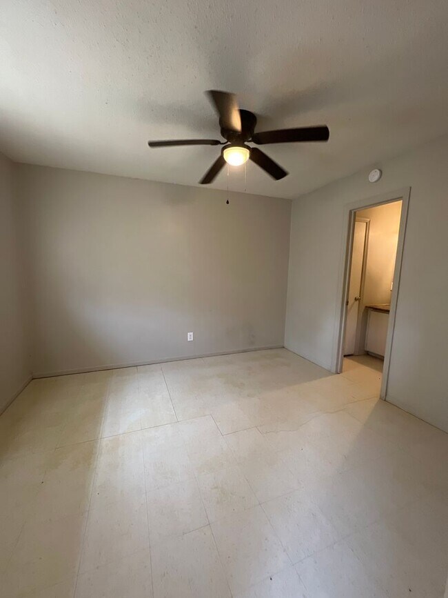 Building Photo - 1004 Co Rd 3771