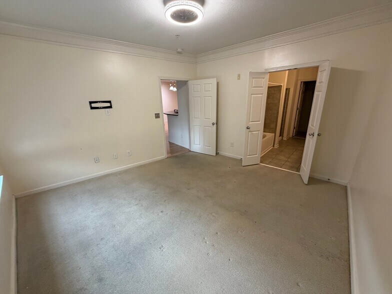 Building Photo - Room in Condo on 17th St NW