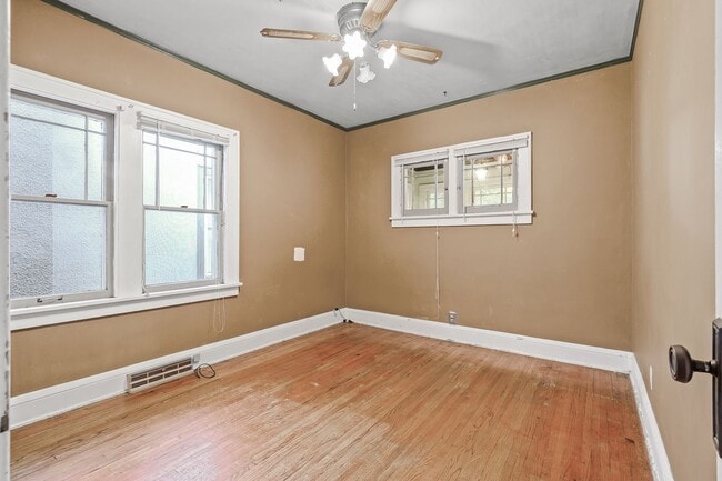 Building Photo - MUST SEE 5BD/2BA House close to U of M! Av...