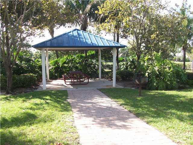 Building Photo - 3021 N Evergreen Cir