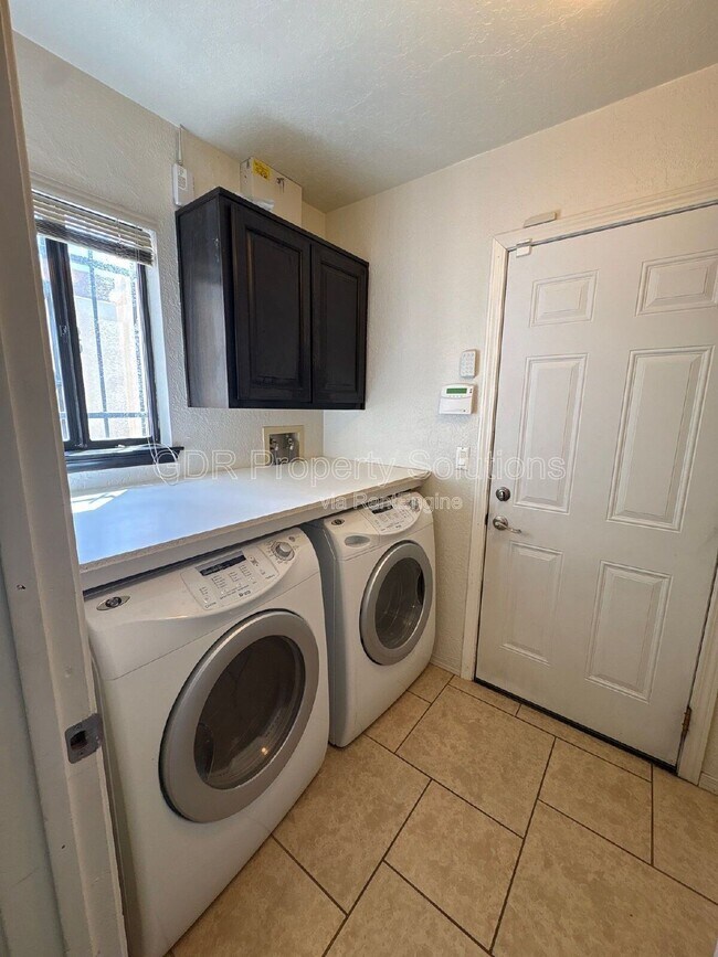 Building Photo - 5828 Elmwood Dr NE