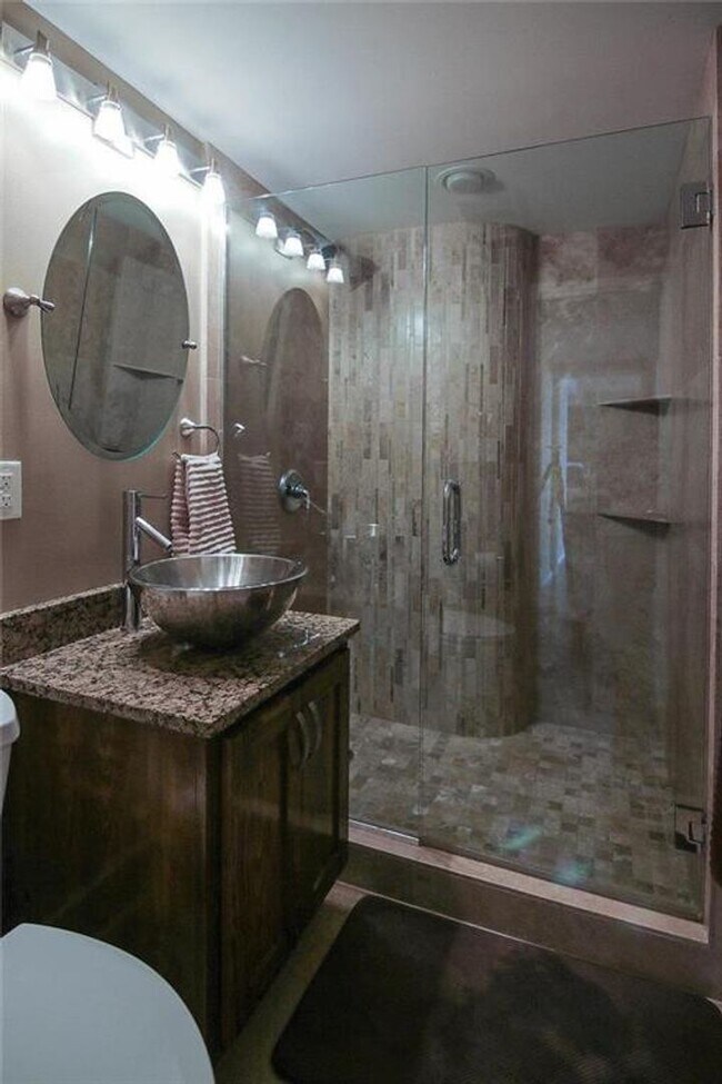 Building Photo - {803 #604} Churchill Condo Located on the County Club Plaza + In-Unit W/D + Parking Included