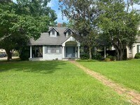 Building Photo - College Street TriPlex