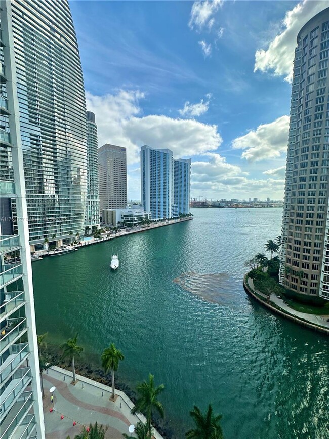 Building Photo - 495 Brickell Ave