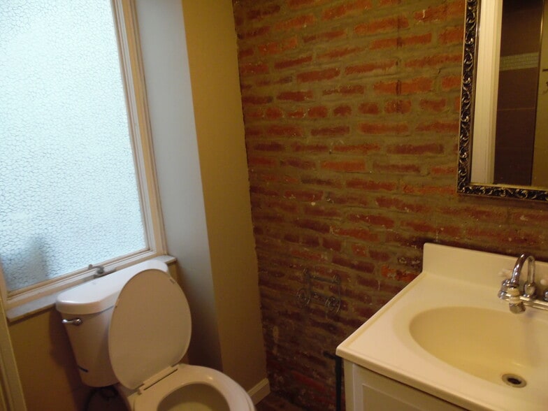 Building Photo - 105 S 18th St