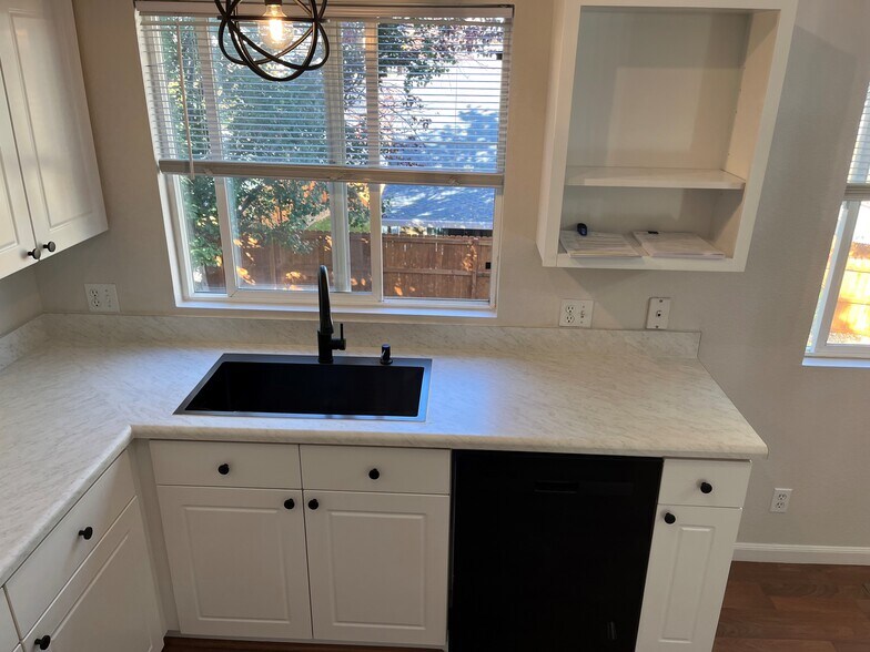 NEW SINK - 9688 Harris Cir