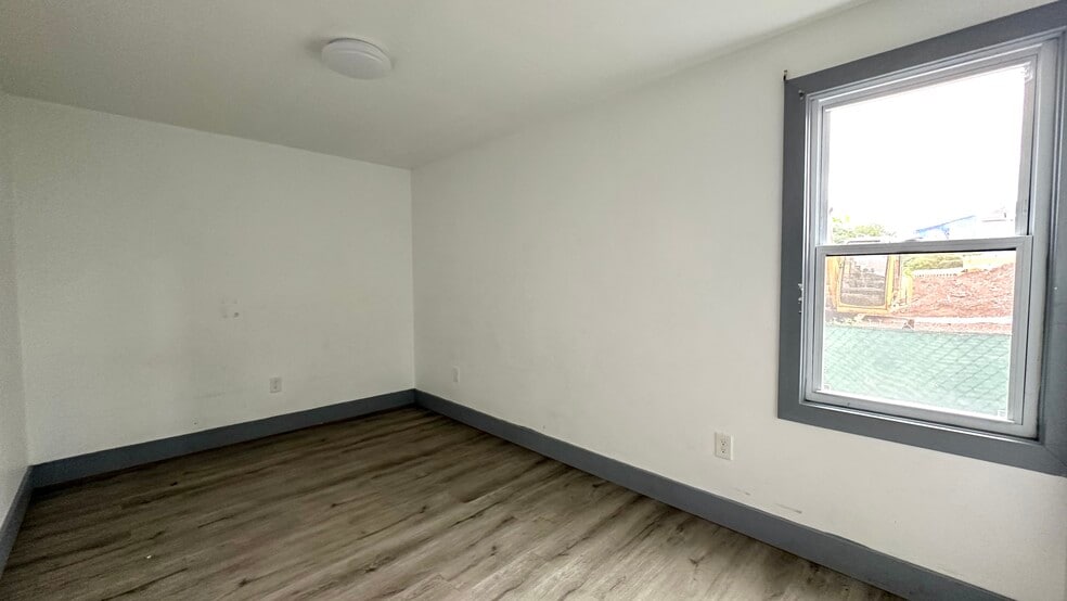 Building Photo - 655 S 11th St