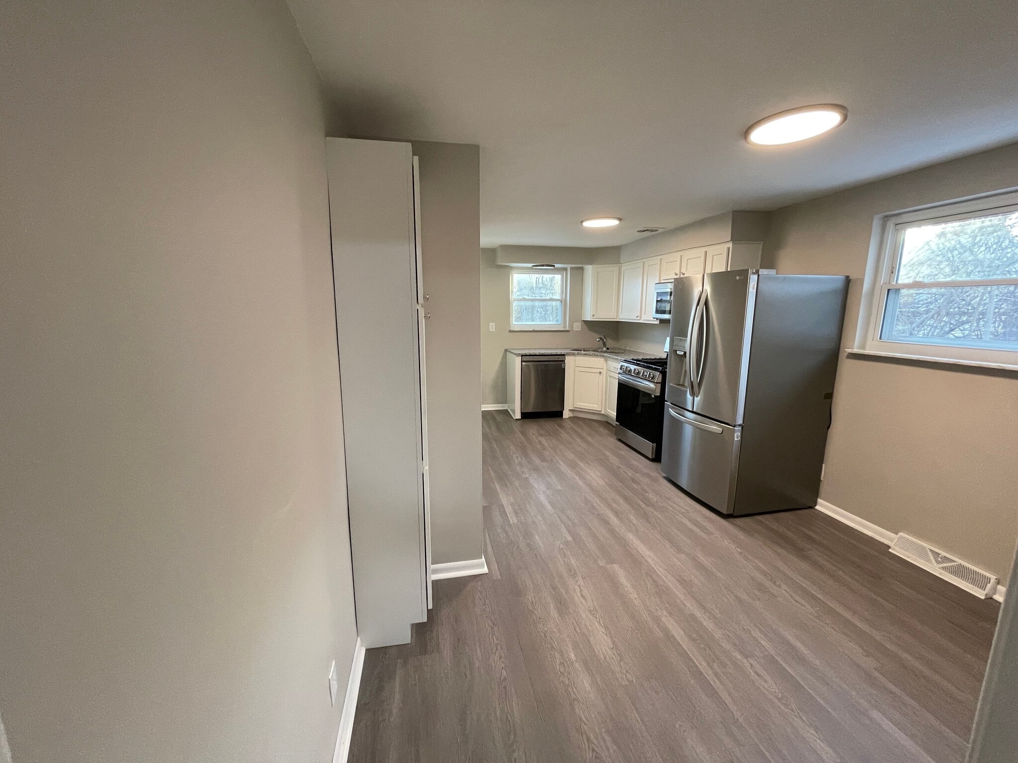 Building Photo - 7725 Bowen Ave