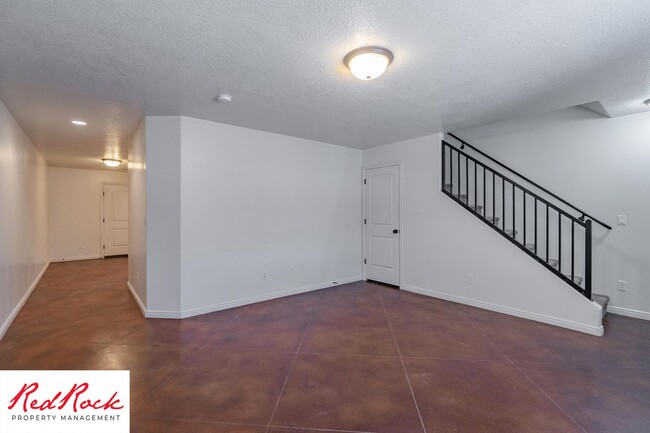 Building Photo - DOG-FRIENDLY 3 Bedroom Townhome with INTER...