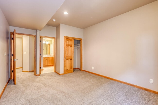 Building Photo - 140 Lions Ln