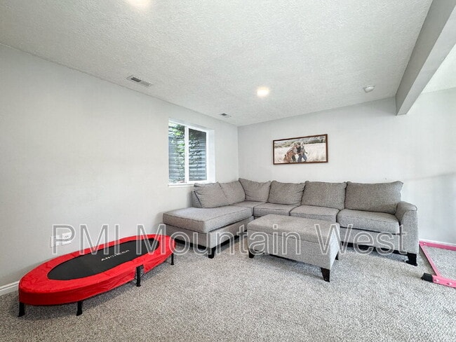 Building Photo - 484 E 900 N