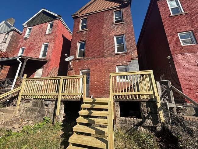 Building Photo - Updated flooring, finished basement, and great outdoor space in a walkable Swissvale location