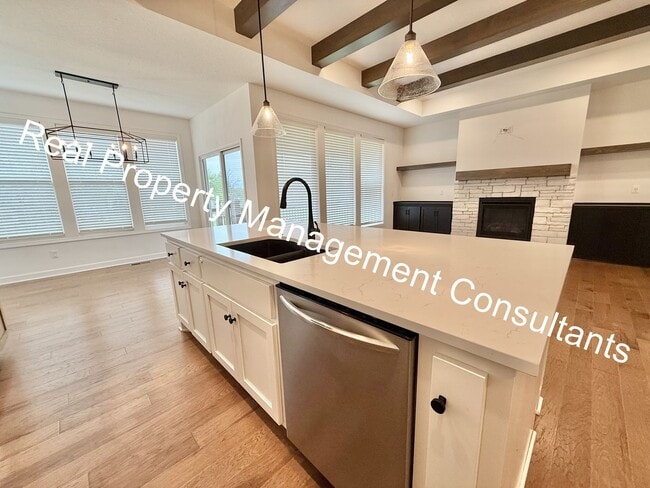 Building Photo - Extraordinary 4 bedroom home in Lee's Summit