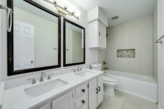 Building Photo - 15316 Ecorio Dr