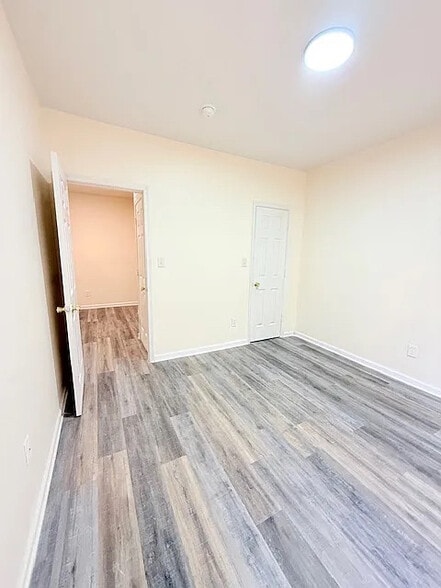 Building Photo - Room in Duplex on North St