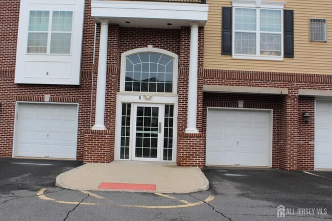 Building Photo - 611 Doral Ct