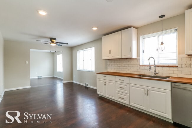 Building Photo - Gorgeous 5 BR in Pittsburgh!