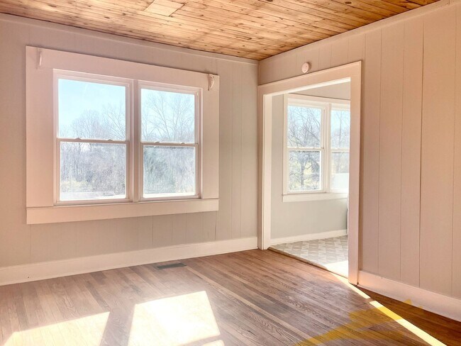 Building Photo - Centrally Located 1 bedroom 1 bath -  wate...