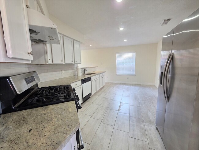 Building Photo - 8126 Golf Green Cir