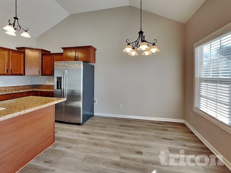 Building Photo - 1862 Camelot Dr