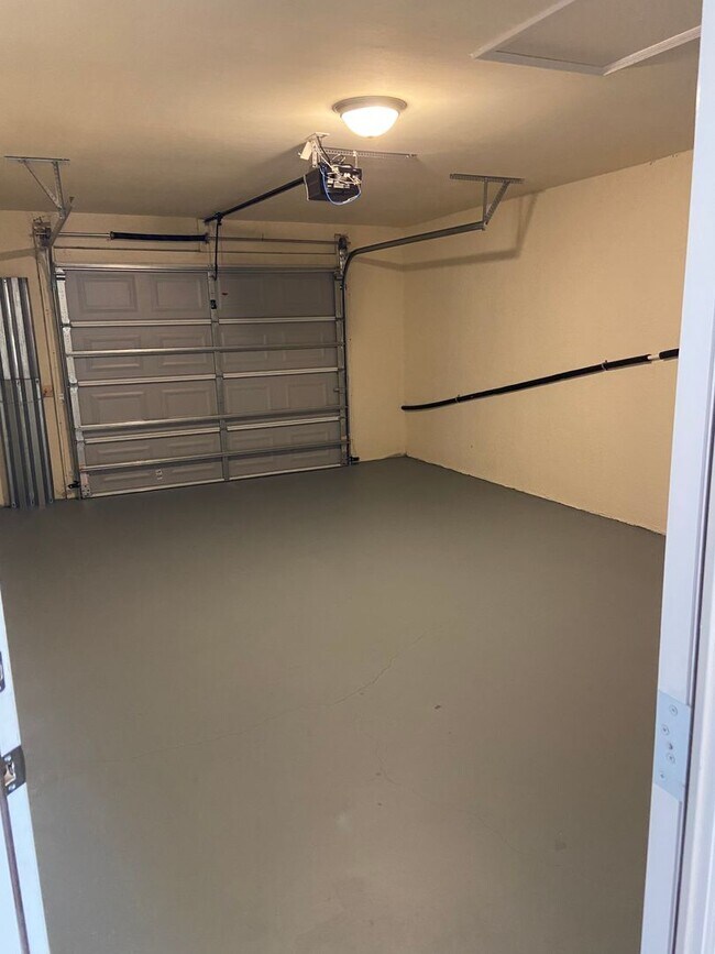 Building Photo - Like New Duplex with 3 Bedroom, 2 Bath and Garage