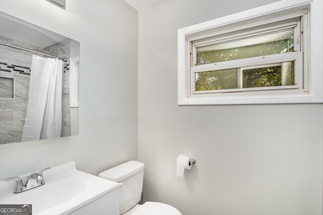 Building Photo - 2563 Beverly Hills Dr