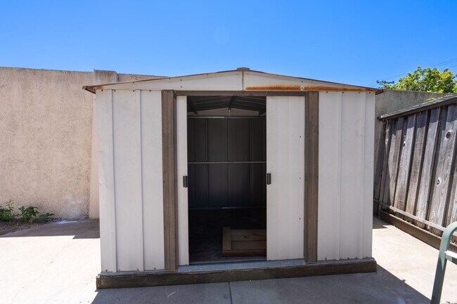 Building Photo - ***Exceptional 3BR/2.5BA Residence in Prime *** San Leandro Location