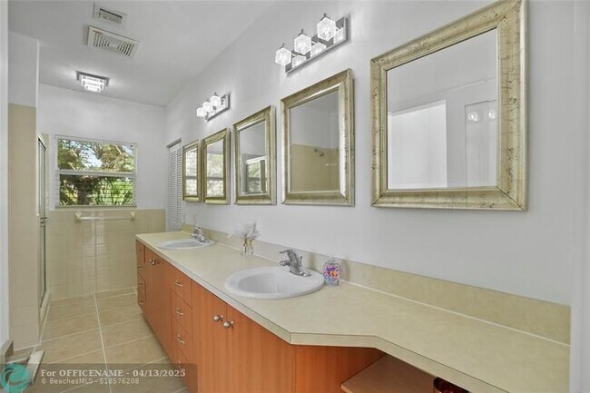 Building Photo - 833 SW 17th St