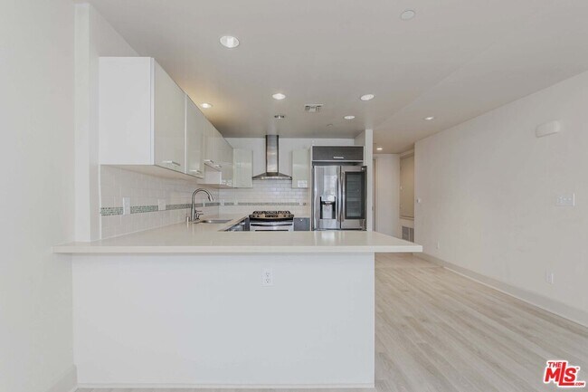 Building Photo - 848 Irolo St