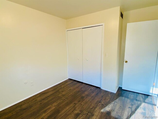 Building Photo - 15646 Dupage Blvd