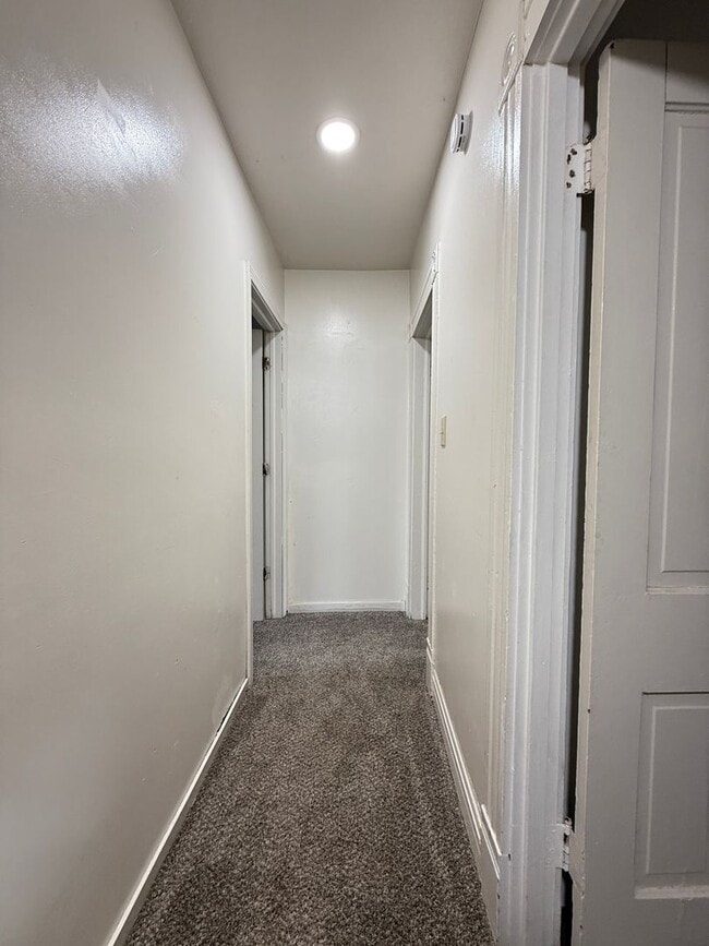 Building Photo - HOUSE...LARGE 3 Bedroom 2 Bath