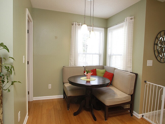 Building Photo - Beautifully Updated Home in Desirable Scho...
