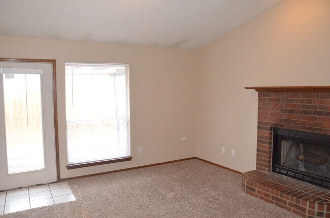 Building Photo - Lots of Room & Great Location