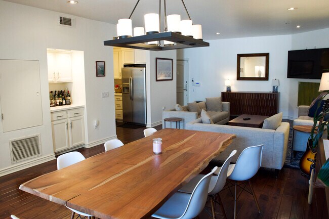 Spacious open living room, great for entertaining - 1410 N Curson Ave