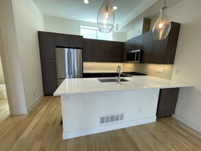 Building Photo - Show Stopper!