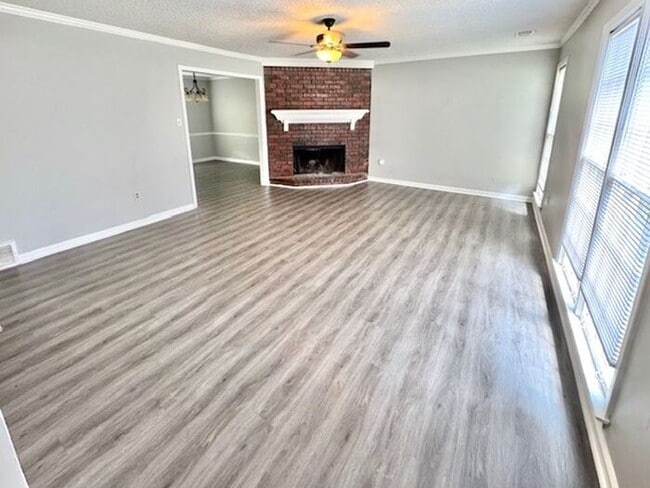 Building Photo - Available Now! 3-bedroom 2.5 bath home 1,8...
