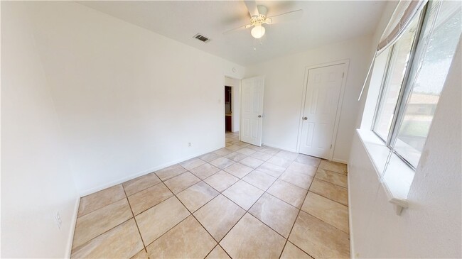 Building Photo - 809 Llano Pl