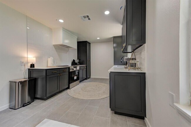 Building Photo - 1510 Melrose Dr