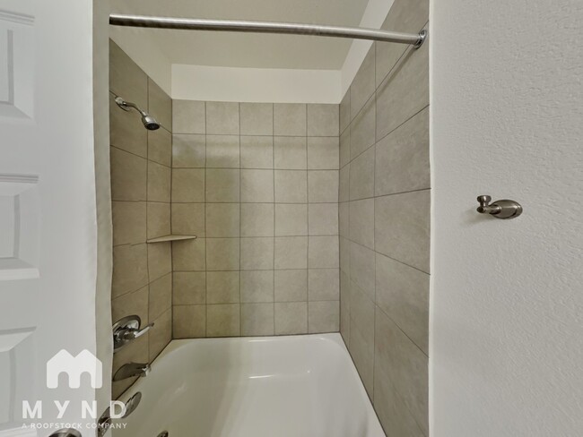 Building Photo - 407 Parkline Dr