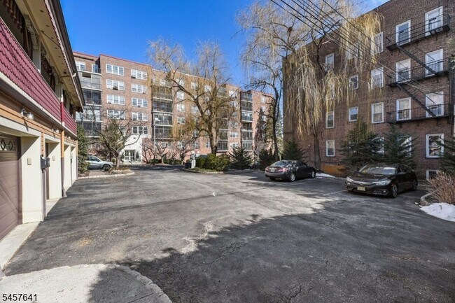 Building Photo - 55 S Fullerton Ave