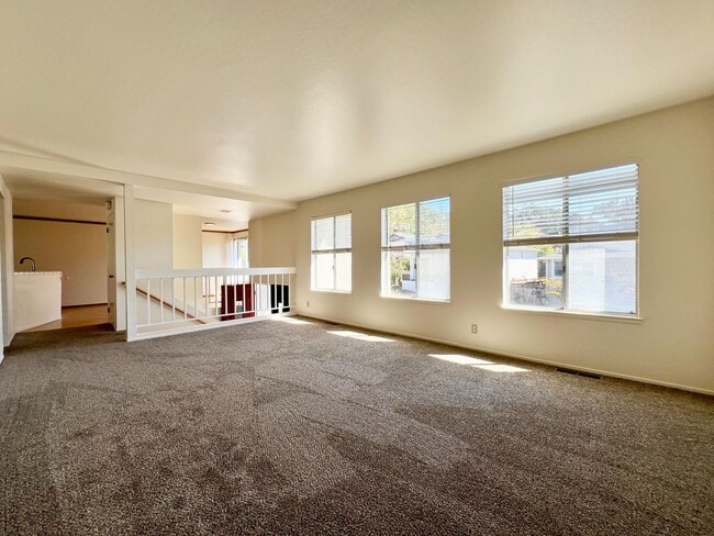 Building Photo - Spacious 4-Bed, 3-Bath Single-Family Home ...