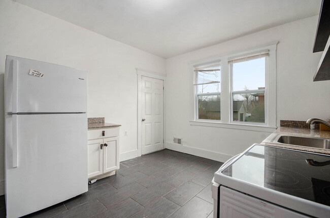 Building Photo - 593 Hague St